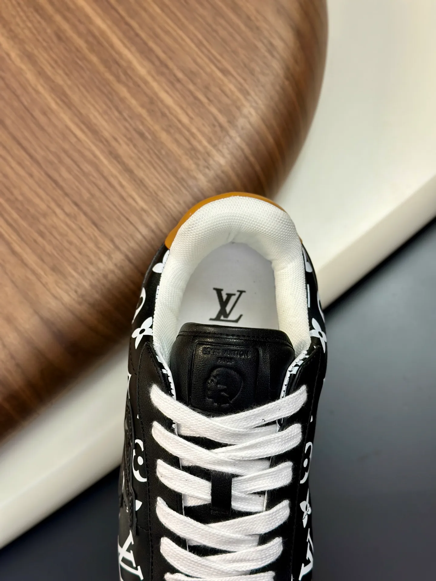 Factory direct sale ¥700💰Full set of packaging💰Top version LV-Louis Vuitton-Classic catwalk new style 1:1 developed replica of the original version! ! The upper foot is very comfortable. It is made of luxurious materials and fine workmanship. The midsole is printed with English letters "Made in Europe". The upper is made of calfskin imported from Italy. The side is decorated with the brand's LOGO and signature. The latest latex foot pads and mesh lining make the foot feel super comfortable. The original two-color TPU combination outsole is specially provided by the original factory. Bag technology Goodyear stitched edges Fabric: Exclusive custom first-layer cowhide Accessories: Exclusive private model Vuitton logo, lining: Customized silk mesh lining - first-layer silk cowhide lining Outsole: TPU combination outsole wear-resistant, non-slip and anti-yellowing Foot pads: new latex pads-mesh sweat-absorbent Counter technology: fully computerized sewing machine wire drawing Toe box back cover Hot and cold shaping Full set of pull-top last with medium and low logo pattern Counter packaging - Shoelaces, certificates, cards, instructions, certificates of quality, dust bags, the most comprehensive packaging on the Internet, men's size 339-44 (38/45 custom-made, non-refundable!